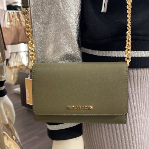 MICHAEL KORS
Jet Set Travel Medium Logo Smartphone Leather Crossbody
OLIVE
NWT - Picture 1 of 16